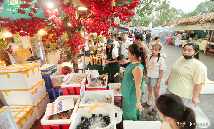 Bên cạnh sức hút từ các món ăn, không khí nhộn nhịp tại các gian hàng còn góp phần tạo điểm nhấn cho hoạt động văn hóa, du lịch của tỉnh. Người dân vừa có cơ hội khám phá ẩm thực, vừa trải nghiệm không gian giao lưu văn hóa giữa các vùng miền, qua đó cảm nhận rõ hơn sự phong phú của văn hóa ẩm thực Việt Nam.