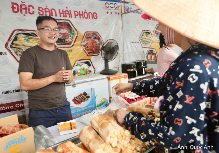 Trong số các gian hàng, những đặc sản đến từ Hải Phòng nhận được sự quan tâm của người dân. Theo ông Nguyễn Đức Khang, nhân viên kinh doanh bánh mì que Hải Phòng, đơn vị đã có mặt tại Thanh Hóa từ ngày 5/10 để chuẩn bị hàng hóa, trưng bày sản phẩm và phục vụ khách tham quan khi liên hoan khai mạc.