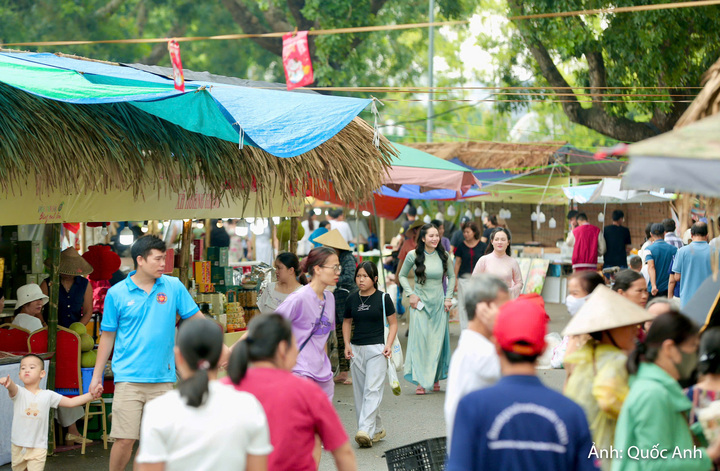 Theo ông Khang, bánh mì que là sản phẩm có sức tiêu thụ nổi bật. Pa-tê là mặt hàng bán chạy tiếp theo, bên cạnh các sản phẩm chế biến từ hải sản. Tổng lượng tiêu thụ của một số mặt hàng đạt mức hàng chục nghìn sản phẩm, cho thấy sức hút của đặc sản vùng miền đối với người tiêu dùng tại Thanh Hóa.