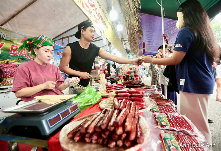 Không chỉ là nơi quảng bá ẩm thực, liên hoan còn tạo cơ hội để các cơ sở sản xuất, kinh doanh tiếp cận trực tiếp khách hàng, giới thiệu chất lượng sản phẩm và nắm bắt thị hiếu thị trường. Việc người tiêu dùng được thưởng thức, lựa chọn và mua hàng ngay tại gian trưng bày cũng góp phần tạo dựng niềm tin, mở rộng cơ hội tiêu thụ cho các đơn vị tham gia.
