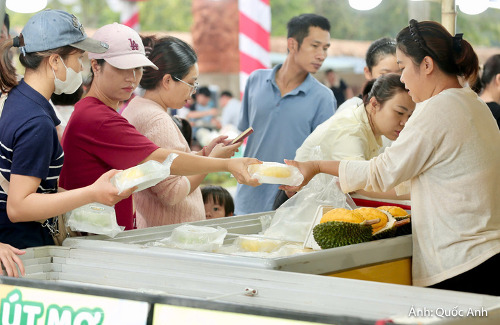 “Các gian hàng có nhiều món ăn hấp dẫn, từ đặc sản địa phương đến những món nổi tiếng của các tỉnh, thành khác. Tôi thích nhất là được trực tiếp xem sản phẩm, hỏi người bán về cách chế biến và nếm thử trước khi mua. Bánh mì que Hải Phòng nhỏ gọn, dễ ăn, giá cả phù hợp nên tôi mua thêm cho gia đình”, chị Hương chia sẻ.