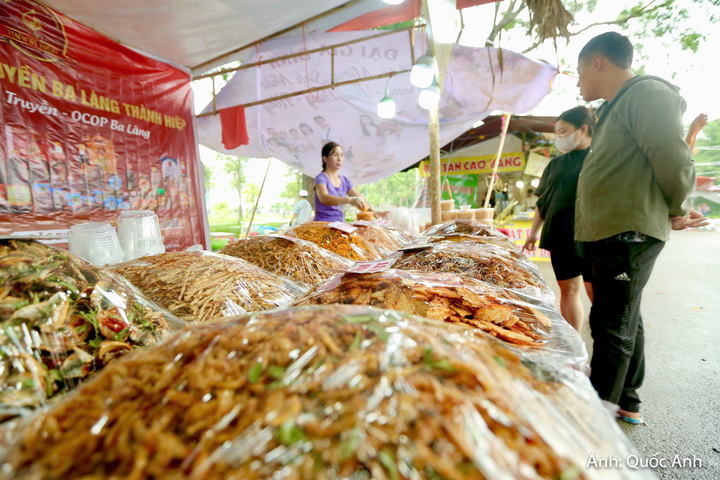 Cùng chung sự hào hứng, anh Lê Văn Thành, du khách đến từ huyện miền núi của tỉnh Thanh Hóa, cho rằng việc quy tụ đặc sản từ nhiều vùng miền trong cùng một không gian giúp người dân có thêm trải nghiệm ẩm thực phong phú mà không phải đi xa.