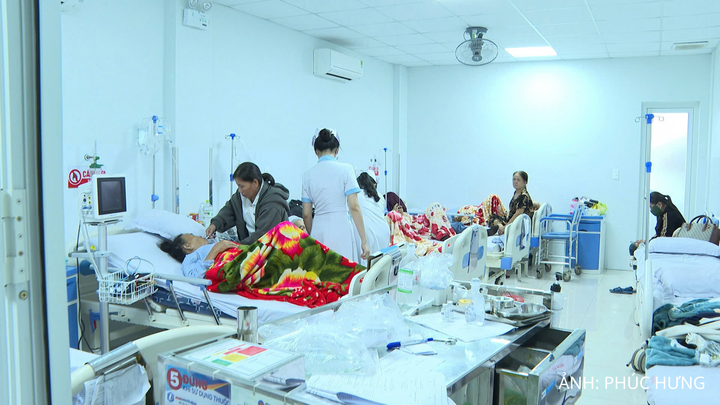 Hàng chục người phải nhập viện với các triệu chứng của ngộ độc thực phẩm.