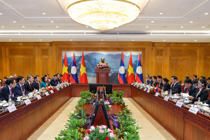 Bộ trưởng Lê Mạnh Hùng cùng lãnh đạo các bộ, ngành tháp tùng Thủ tướng Chính phủ Lê Minh Hưng hội kiến Chủ tịch Quốc hội Lào Sonexay Siphandone - Ảnh: chinhphu.vn/Nhật Bắc