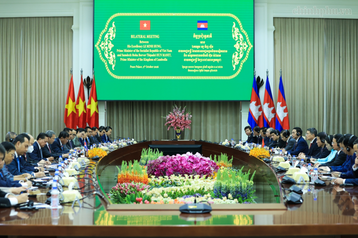 Bộ trưởng Lê Mạnh Hùng cùng lãnh đạo các bộ, ngành tháp tùng Thủ tướng Chính phủ Lê Minh Hưng hội đàm với Thủ tướng Vương quốc Campuchia Hun Manet. Ảnh: chinhphu.vn/Nhật Bắc