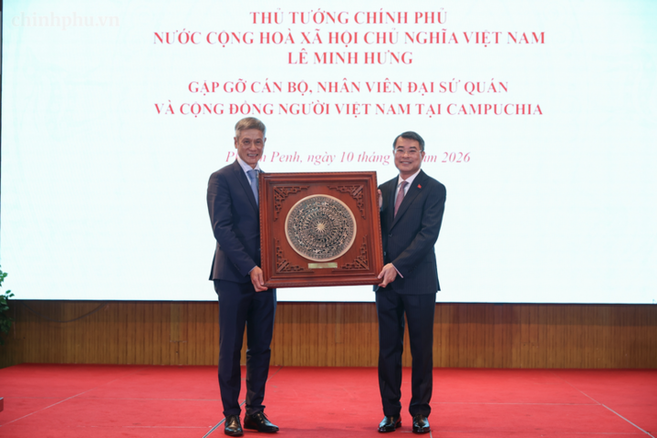 Thủ tướng tặng quà cộng đồng và các cơ quan đại diện Việt Nam tại Campuchia.