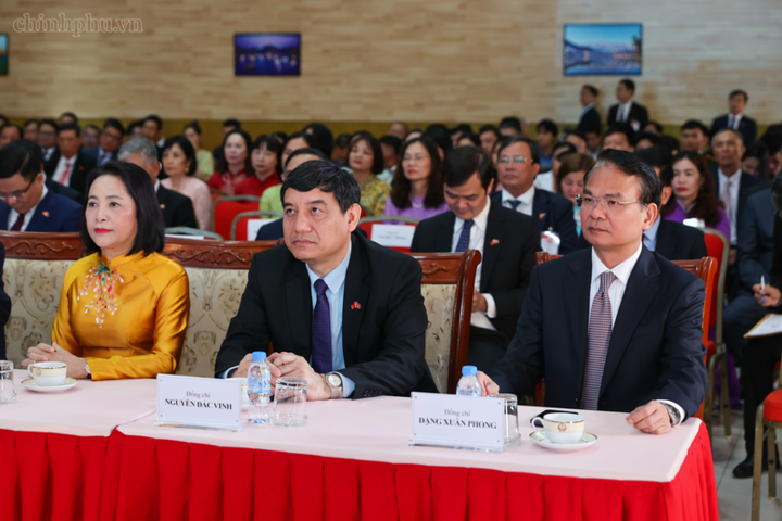 Các đại biểu tham dự cuộc gặp.