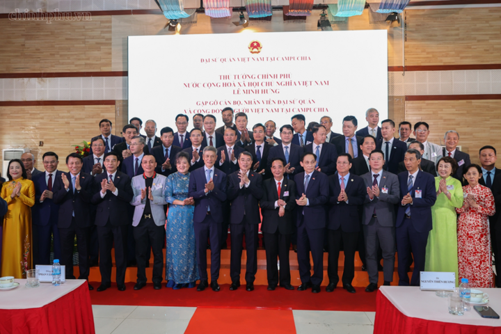 Thủ tướng và đại diện cộng đồng người gốc Việt tại Campuchia; cán bộ, nhân viên Đại sứ quán, các cơ quan đại diện Việt Nam tại Campuchia.