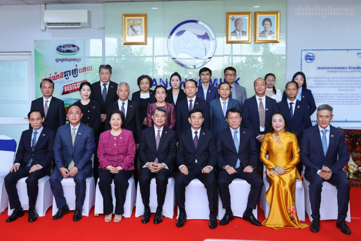 Thủ tướng chụp ảnh lưu niệm cùng các đại biểu.