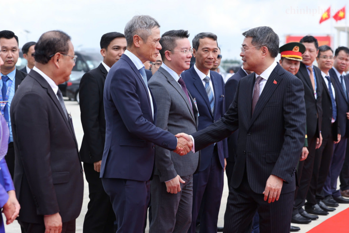 Lễ tiễn Thủ tướng tại sân bay.