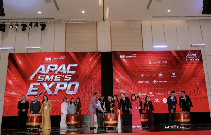 Các đại biểu thực hiện nghi thức đánh trống khai mạc chương trình