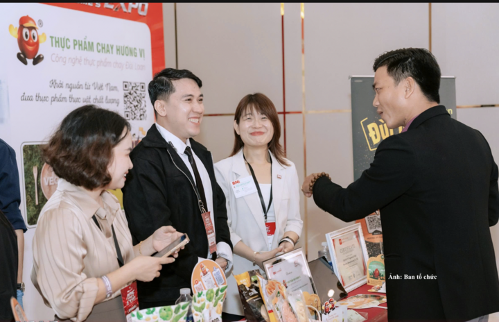 Các hoạt động tìm kiếm khách hàng, kết nối giao thương diễn ra sôi nổi bên trong không gian triển lãm.