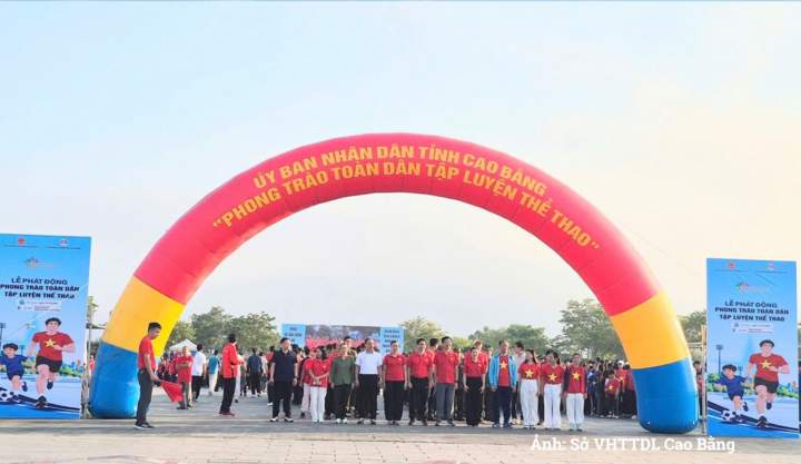 Các đại biểu và người dân chạy bộ hưởng ứng phong trào tập luyện thể thao.