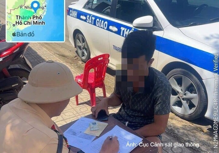Lực lượng Cảnh sát giao thông Công an tỉnh Lâm Đồng làm việc với người điều khiển xe ô tô tự ý lắp thêm đèn và còi không đúng với thiết kế của nhà sản xuất.