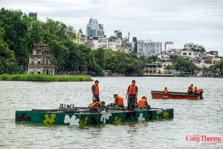 Tại trận địa pháo hoa số 1 tại Hồ Gươm (phường Hoàn Kiếm, Hà Nội) đang được gấp rút hoàn thiện những công đoạn cuối cùng, chuẩn bị cho màn trình diễn pháo hoa chào mừng 72 năm Ngày Giải phóng Thủ đô (10/10/1954 - 10/10/2026).