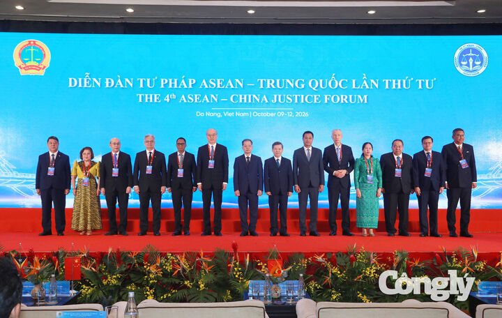 Lãnh đạo Đảng, Nhà nước Việt Nam, Chánh án, Trưởng đoàn Tòa án tối cao 12 nước chụp ảnh lưu niệm.