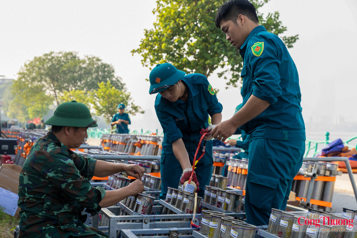 Các quả pháo được đưa vào nòng phóng, sắp xếp theo vị trí trong dàn phóng.