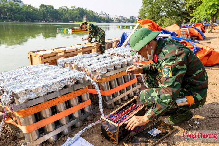 Những ngày qua, Tập đoàn Sun Group đã phối hợp chặt chẽ với Bộ Quốc phòng, Bộ Tư lệnh Thủ đô Hà Nội và Công ty TNHH MTV Hóa chất 21 (Nhà máy Z121) cấp tập triển khai bố trí các trận địa pháo hoa, vận chuyển, kiểm tra và bảo vệ nghiêm ngặt số lượng pháo hoa theo kế hoạch, sẵn sàng cho các màn trình diễn thăng hoa tại Hồ Hoàn Kiếm, Hồ Tây và Hồ Văn Quán trong đêm 10/10.