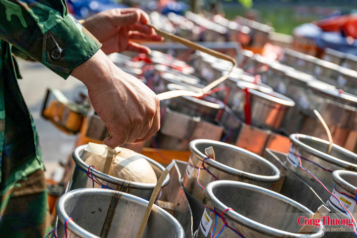Mỗi ống phóng có kích thước khác nhau, tương ứng với từng loại đạn pháo hoa tầm cao hoặc tầm thấp.