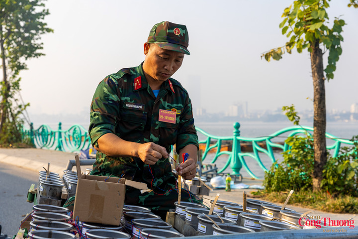 Công tác đưa pháo vào dàn phóng được thực hiện cẩn thận, đúng kỹ thuật.