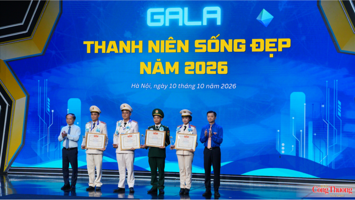 Đồng chí Phạm Tất Thắng, Ủy viên Ban Chấp hành Trung ương Đảng, Phó Bí thư chuyên trách Đảng ủy Khối các cơ quan Trung ương cùng đồng chí Nguyễn Minh Triết, Ủy viên Dự khuyết Trung ương Đảng, Bí thư Thường trực Trung ương Đoàn trao giải cho các thanh niên sống đẹp.