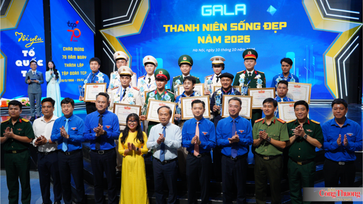 Các đại biểu cùng các thanh niên sống đẹp chụp hình lưu niệm.
