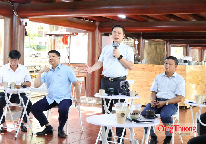 Ông Đỗ Hữu Huy trao đổi với doanh nhân về ứng dụng AI trong công việc và hoạt động của doanh nghiệp.