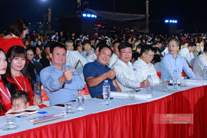 Các đại biểu tham dự khai mạc Lễ hội Cà phê Sơn La lần thứ hai năm 2026.