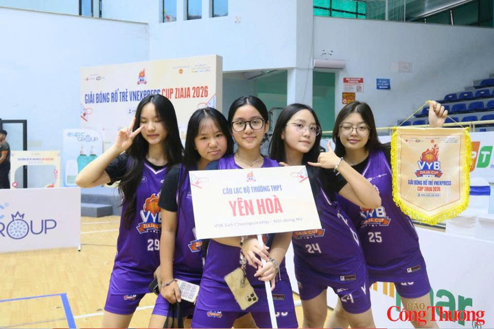 Hình ảnh đội nữ trường THPT Yên Hoà trước giờ ra quân. Ảnh: Minh Hằng