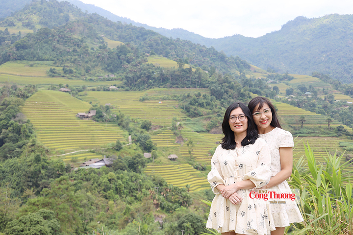 Du khách tham quan, chech-in tại Lễ hội Mùa vàng.