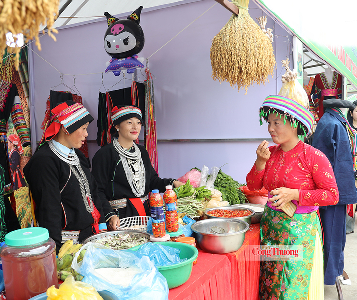 Gian hàng nông sản địa phương mang đậm bản sắc văn hóa các dân tộc.