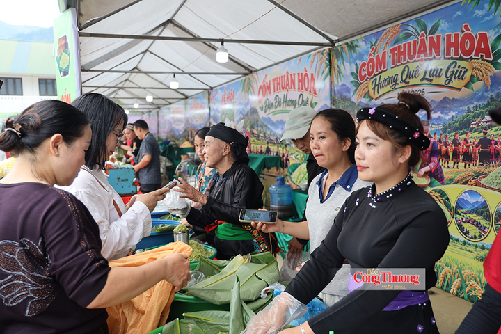 Khách tham quan, mua sắm tại lễ hội.