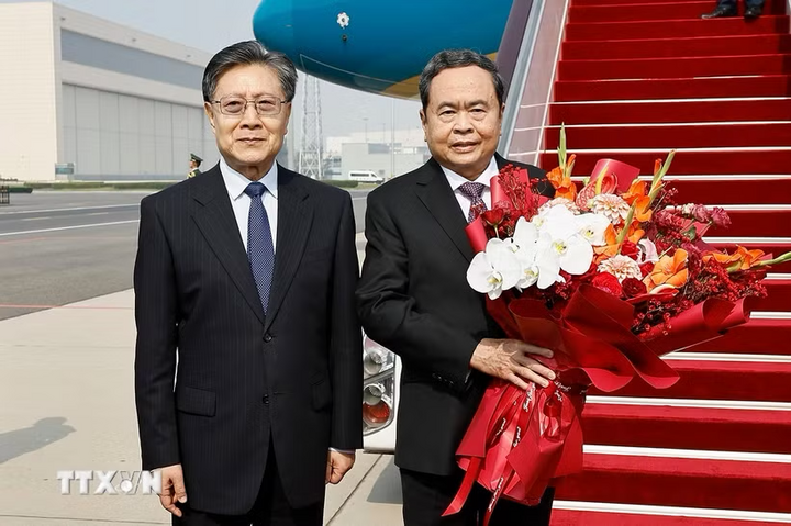 Ủy viên Trung ương Đảng, Phó Ủy viên trưởng Ủy ban Thường vụ Nhân đại Trung Quốc Vương Đông Minh đón Chủ tịch Quốc hội Trần Thanh Mẫn tại Sân bay quốc tế Bắc Kinh. Ảnh: Doãn Tấn/TTXVN