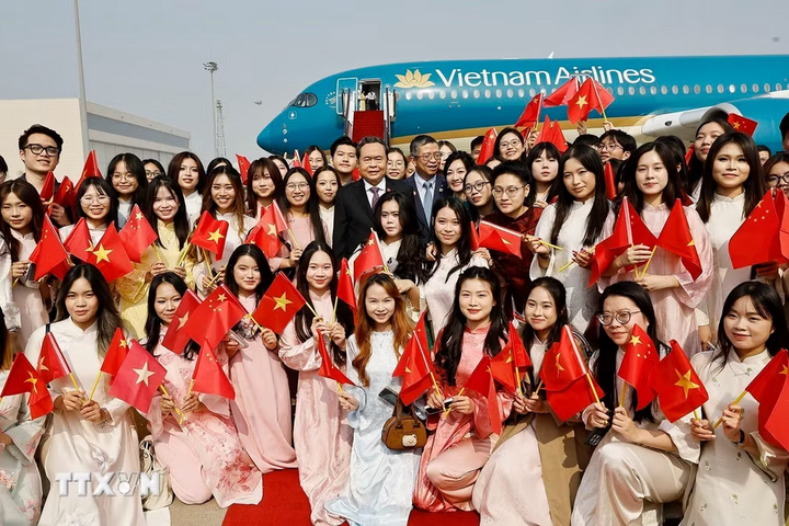 Đại sứ Phạm Thanh Bình cùng cán bộ, nhân viên Đại sứ quán Việt Nam và đại diện cộng đồng người Việt Nam tại Trung Quốc đón Chủ tịch Quốc hội Trần Thanh Mẫn tại Sân bay quốc tế Bắc Kinh. Ảnh: Doãn Tấn/TTXVN