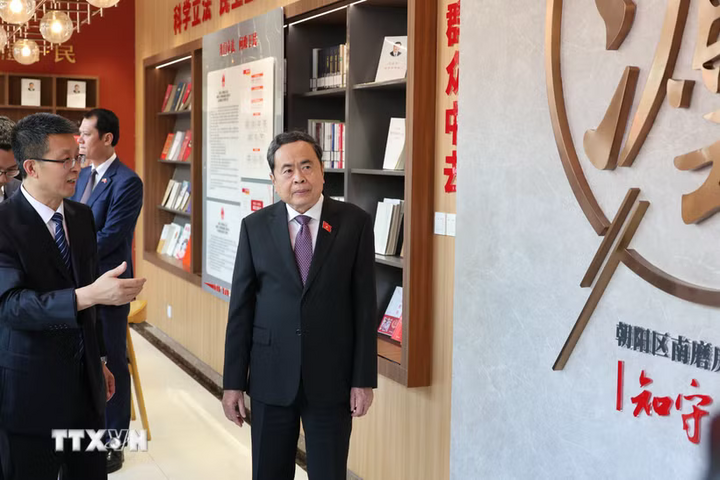 Chủ tịch Quốc hội Trần Thanh Mẫn khảo sát tại điểm liên lạc lập pháp Nam Ma Phòng ở quận Triều Dương. Ảnh: Quang Hưng/TTXVN