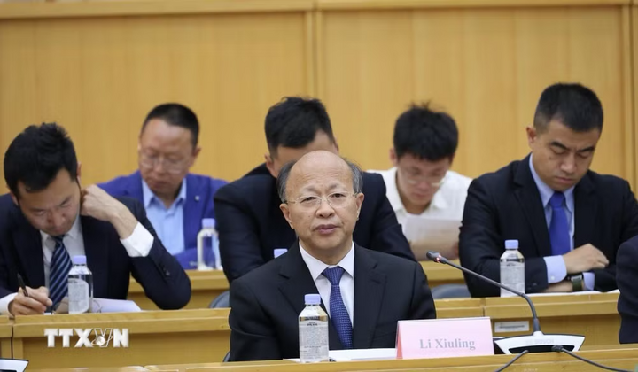 Đồng chí Lý Tú Lĩnh, Chủ nhiệm Ủy ban Thường vụ Nhân đại thành phố Bắc Kinh báo cáo tại buổi tọa đàm trao đổi kinh nghiệm với Nhân đại 3 cấp thành phố Bắc Kinh. Ảnh: Quang Hưng/TTXVN