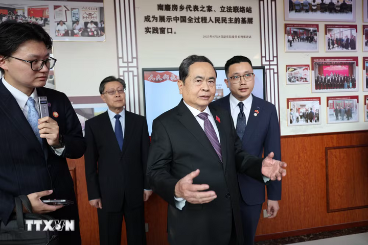 Chủ tịch Quốc hội Trần Thanh Mẫn trao đổi cách làm sáng tạo trong việc lắng nghe ý kiến quần chúng nhân dân đóng góp vào các dự thảo văn bản pháp luật. Ảnh: Quang Hưng/TTXVN