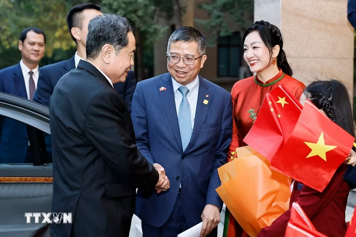 Chủ tịch Quốc hội Trần Thanh Mẫn gặp gỡ cán bộ, nhân viên Đại sứ quán và cộng đồng người Việt Nam tại Trung Quốc. Ảnh: Doãn Tấn/TTXVN
