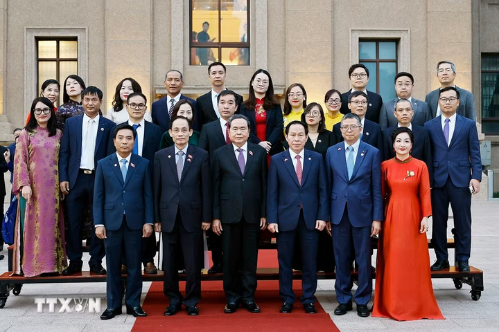 Chủ tịch Quốc hội Trần Thanh Mẫn với các đại biểu chụp ảnh lưu niệm. Ảnh: Doãn Tấn/TTXVN