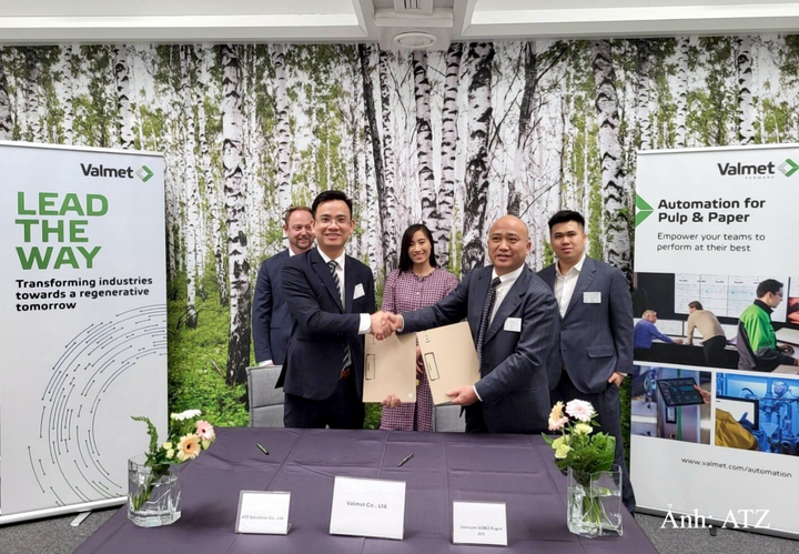 Ông Nguyễn Hữu Phương, đại diện KORO Paper (bên phải) và ông Nguyễn Ngô Trung, đại diện ATZ Solutions (bên trái), tại lễ ký kết hợp tác triển khai hệ thống Valmet IQ QCS.