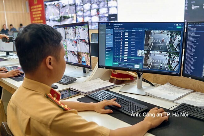 Cán bộ Cảnh sát giao thông tra soát các phương tiện vi phạm giao thông qua hệ thống camera AI tại Trung tâm chỉ huy giao thông Hà Nội.
