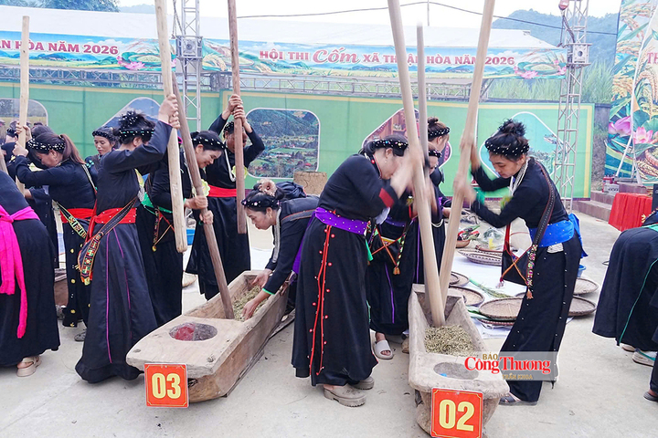 Công đoạn giã tay thủ công cốm của bà con dân tộc Tày.