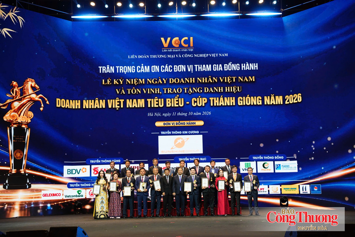 Phó Thủ tướng Thường trực Chính phủ Phạm Gia Túc chụp ảnh cùng Top 20 doanh nghiệp xuất sắc.