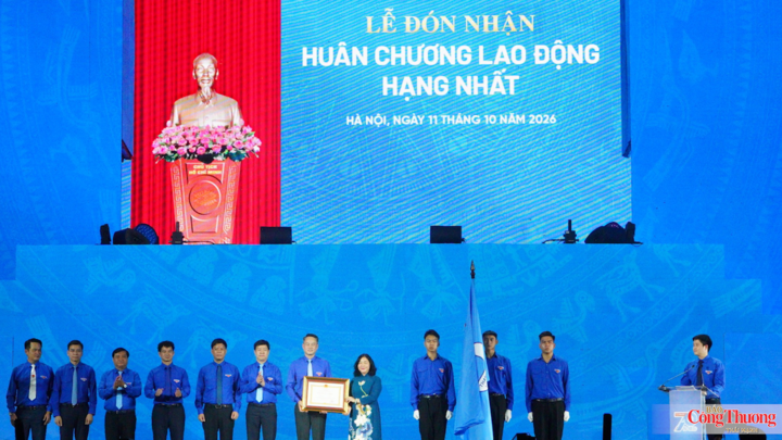 Đồng chí Bùi Thị Minh Hoài, Ủy viên Bộ Chính trị, Bí thư Trung ương Đảng, Chủ tịch Ủy ban Trung ương Mặt trận Tổ quốc Việt Nam trao Huân chương Lao động hạng Nhất cho Hội LHTN Việt Nam.