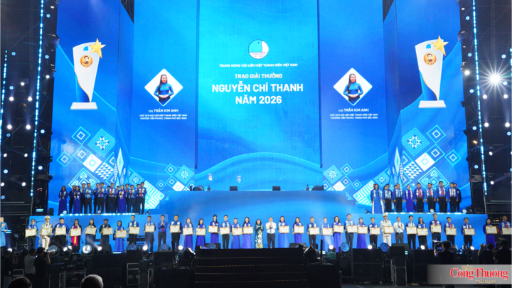 Đồng chí Bùi Thị Minh Hoài, Ủy viên Bộ Chính trị, Bí thư Trung ương Đảng, Chủ tịch Ủy ban Trung ương Mặt trận Tổ quốc Việt Nam cùng các lãnh đạo Đảng, Nhà nước trao giải thưởng Nguyễn Chí Thanh năm 2026 cho các các nhân tiêu biểu.