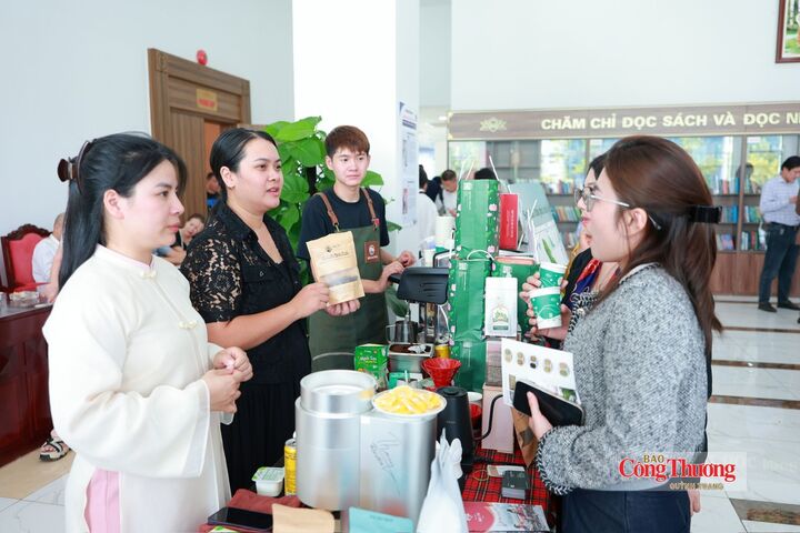 Nhiều sản phẩm cà phê đặc sản Sơn La được giới thiệu bên lề Hội nghị kết nối giao thương cà phê Sơn La.