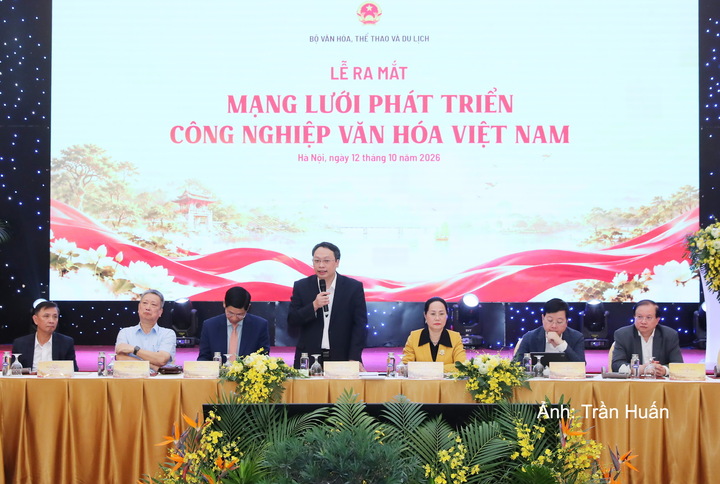 Thứ trưởng Bộ Văn hóa, Thể thao và Du lịch Nguyễn Huy Dũng giới thiệu các Sáng kiến phát triển công nghiệp văn hóa Việt Nam.
