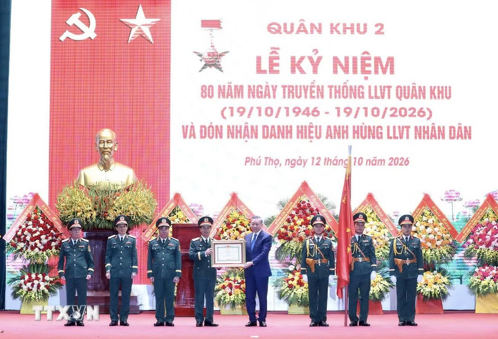 Tổng Bí thư, Chủ tịch nước Tô Lâm trao tặng Danh hiệu Anh hùng Lực lượng Vũ trang Nhân dân cho Quân khu 2. (Ảnh: Thống Nhất/TTXVN)