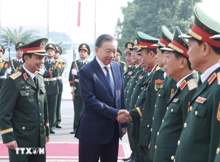 Cán bộ, chỉ huy Bộ Tư lệnh Quân khu 2 đón Tổng Bí thư, Chủ tịch nước Tô Lâm đến dự lễ kỷ niệm. (Ảnh: Thống Nhất/TTXVN)