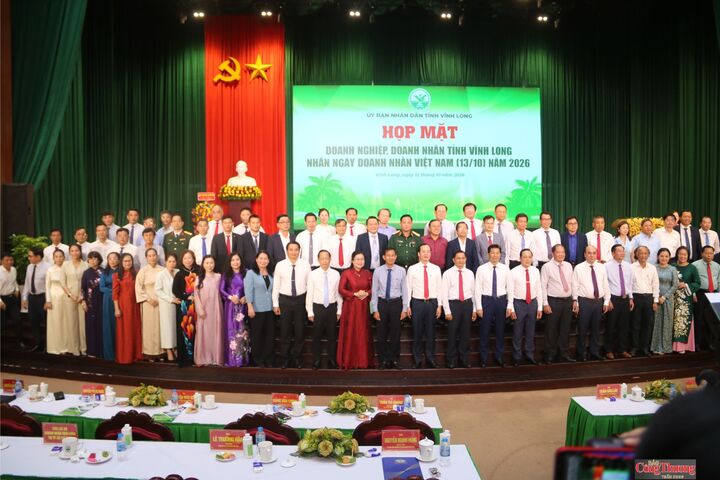 Lãnh đạo tỉnh Vĩnh Long cùng các doanh nghiệp, doanh nhân chụp ảnh lưu niệm tại buổi họp mặt nhân Ngày Doanh nhân Việt Nam 13/10/2026.